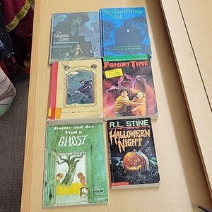 4 Ghost paperbooks 2 hardcover Ghost books‎